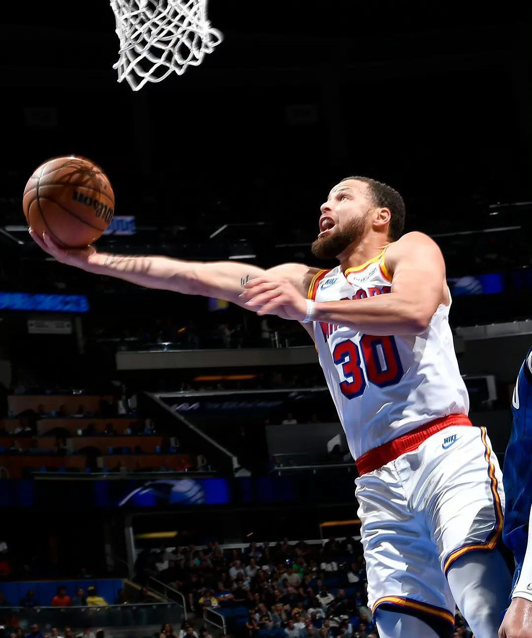  库里回归赛场，关键助攻首场状态亮眼，快船观众沸腾！-爱游戏体育娱乐入口